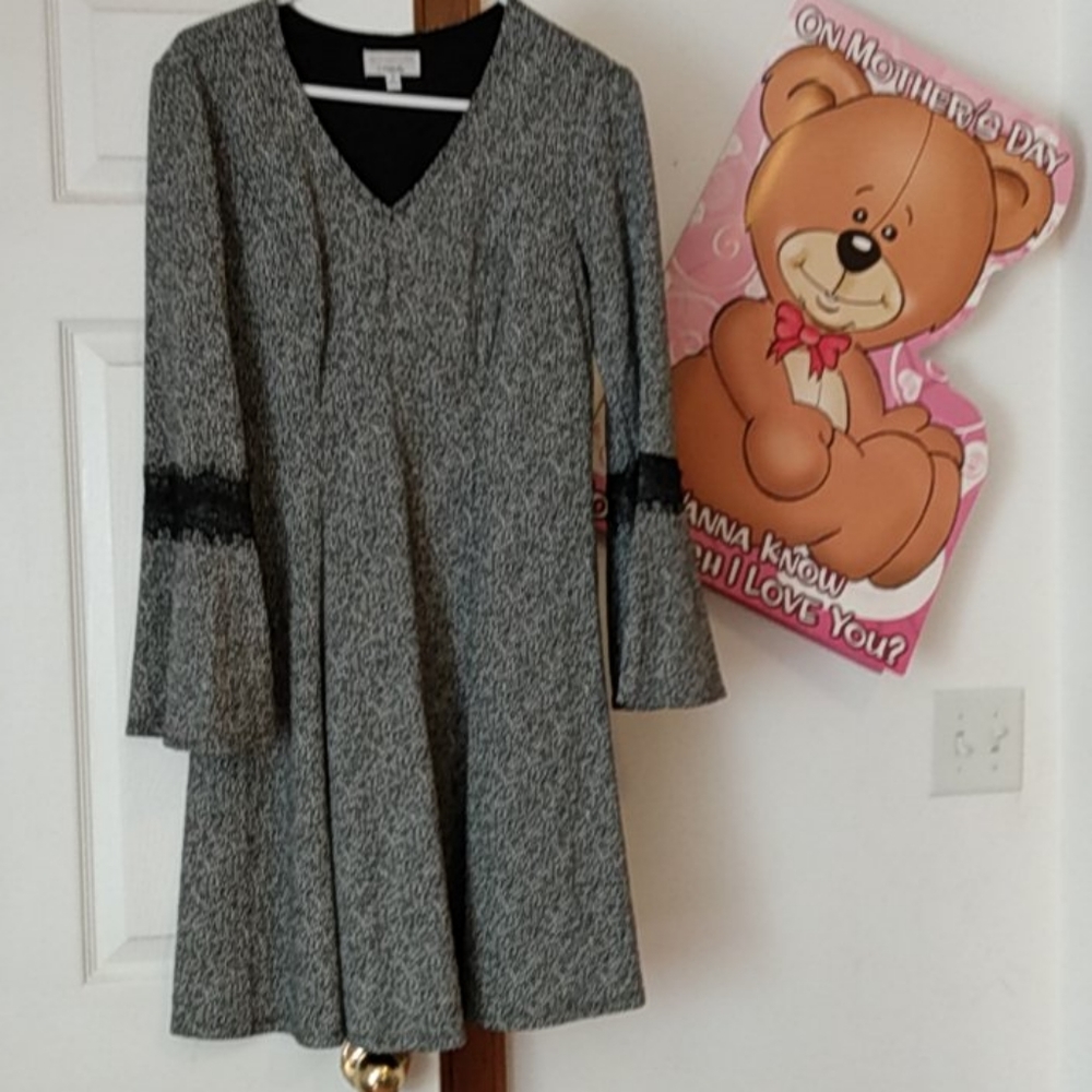 Dress with wide sleeves